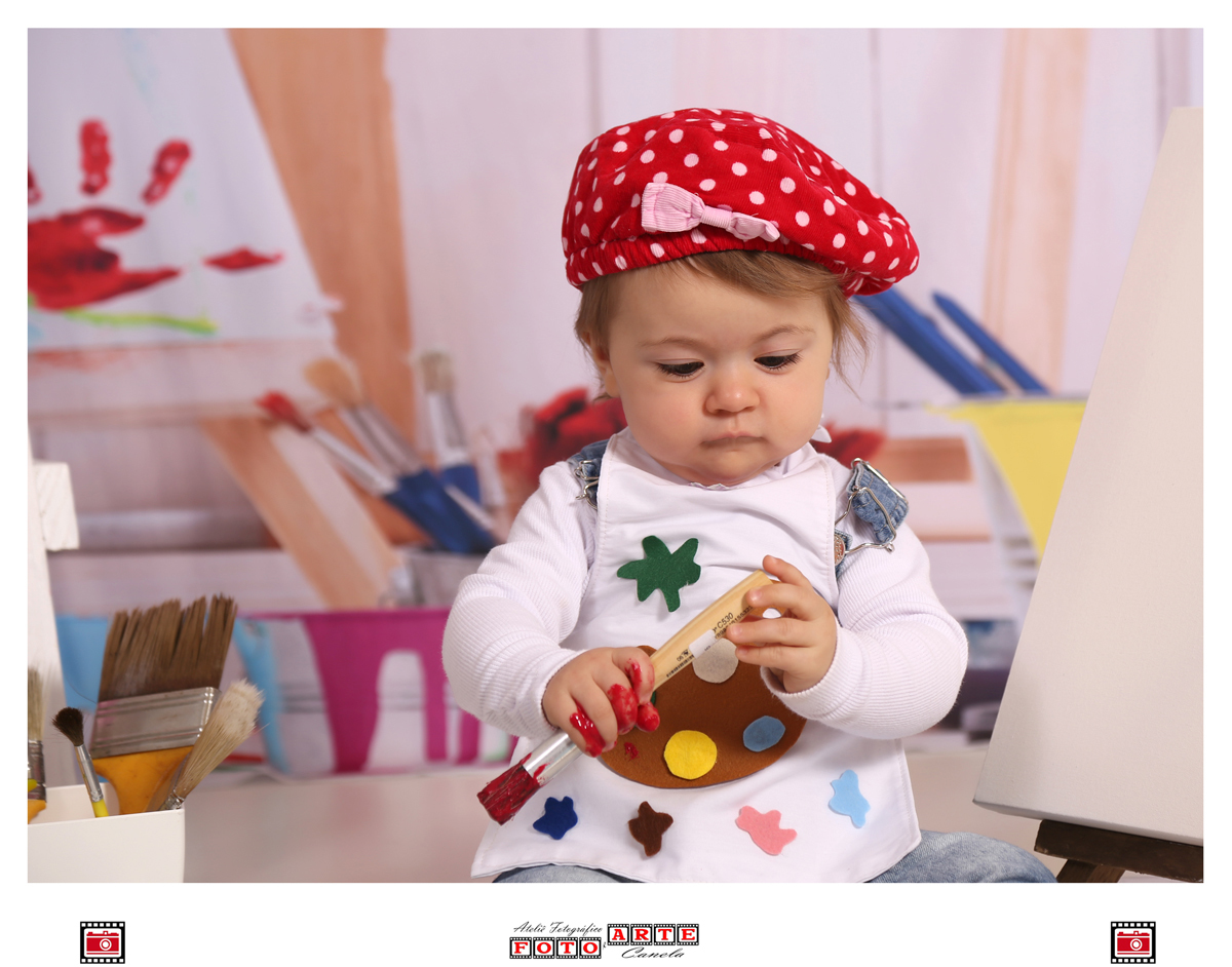 menina brincando com tinta