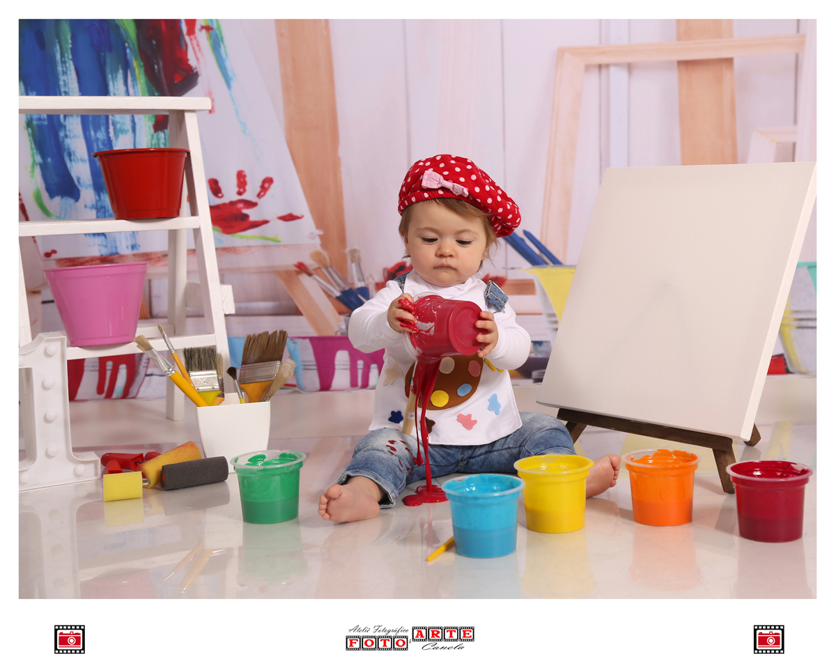 menina derramando a tinta