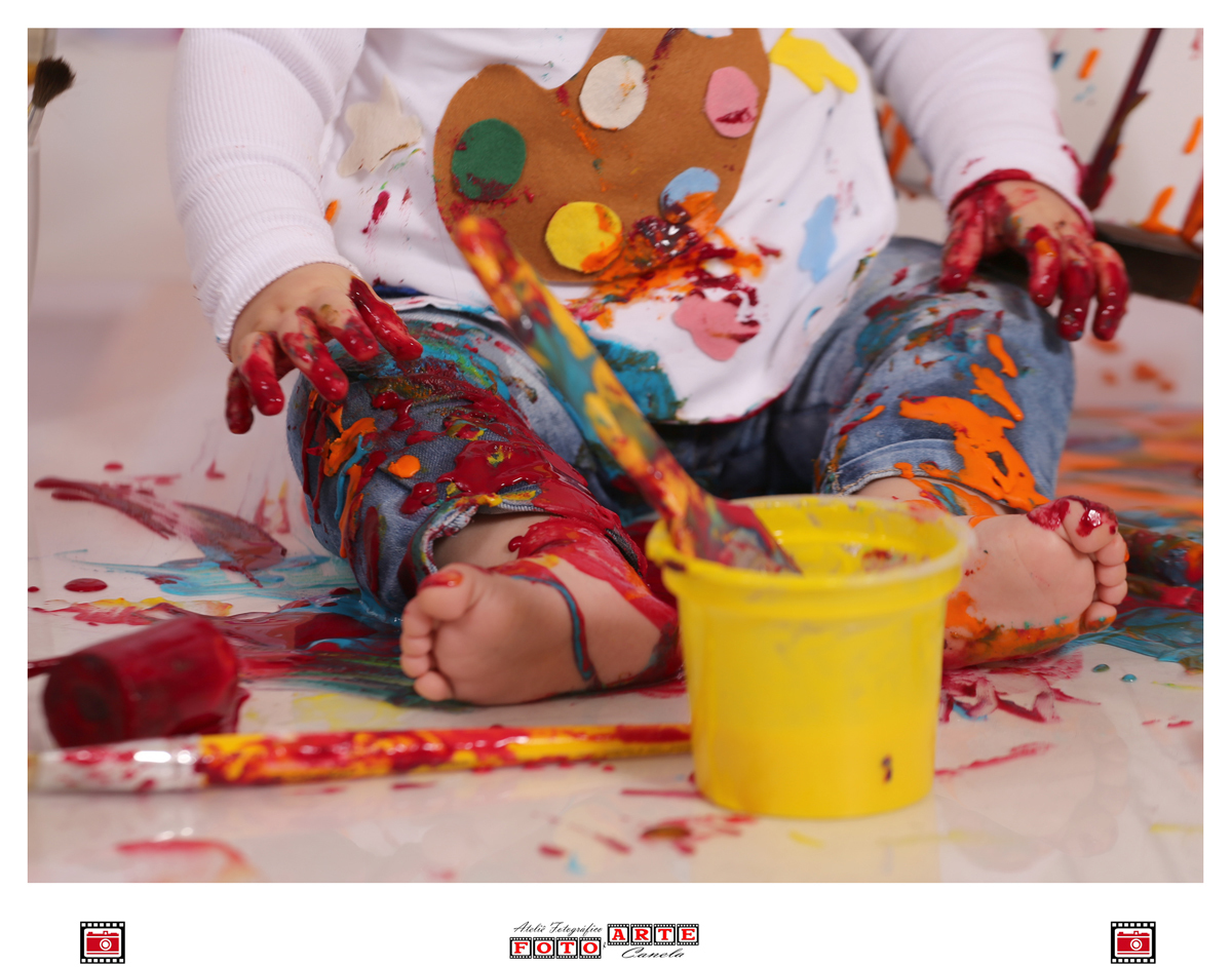 mão e pés cheios de tinta