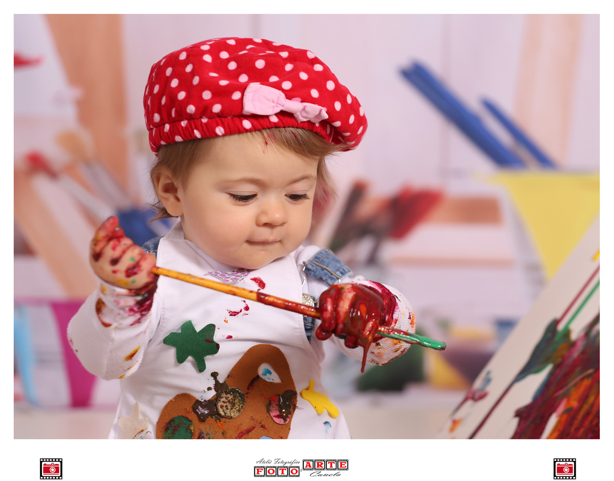 menina pintando tela