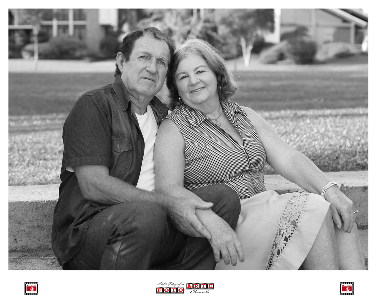 casal sentado e abraçado