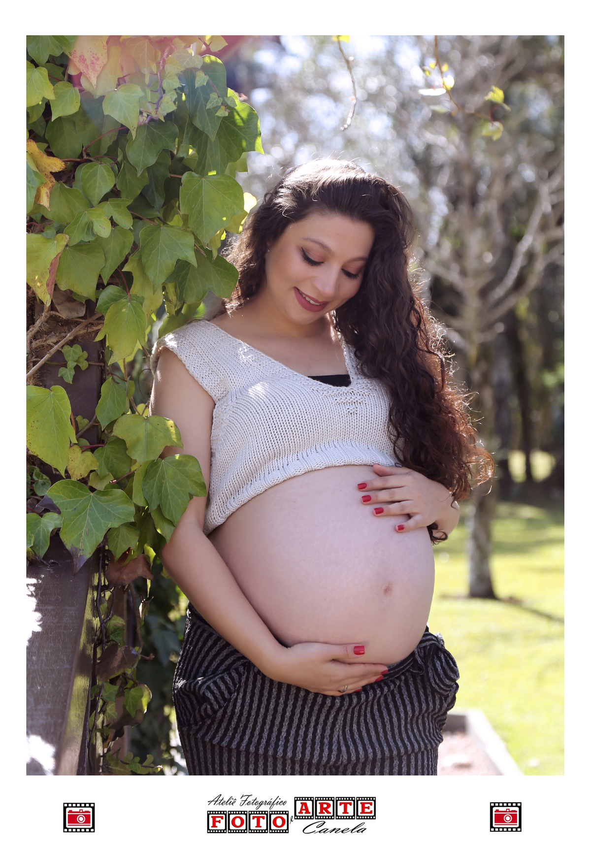 gestante olhando a barriga