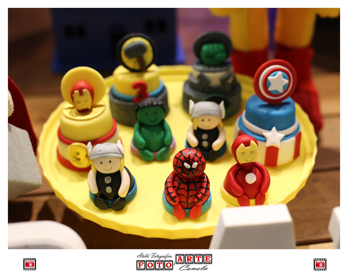 doces decorados avengers