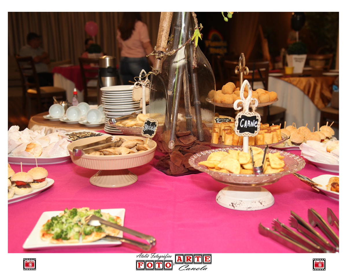 mesa de salgadinhos rosa