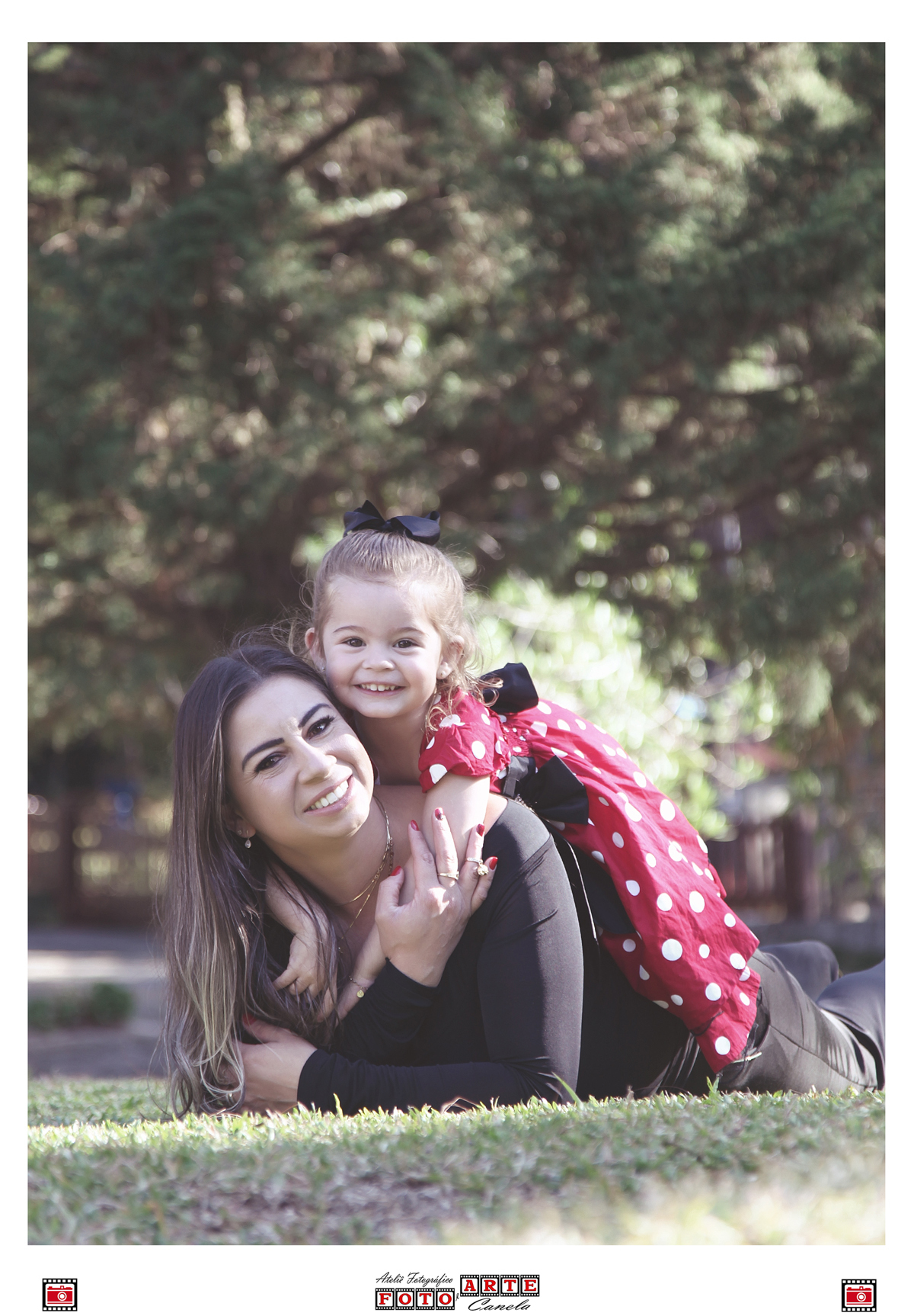 menina no chão com a mamãe