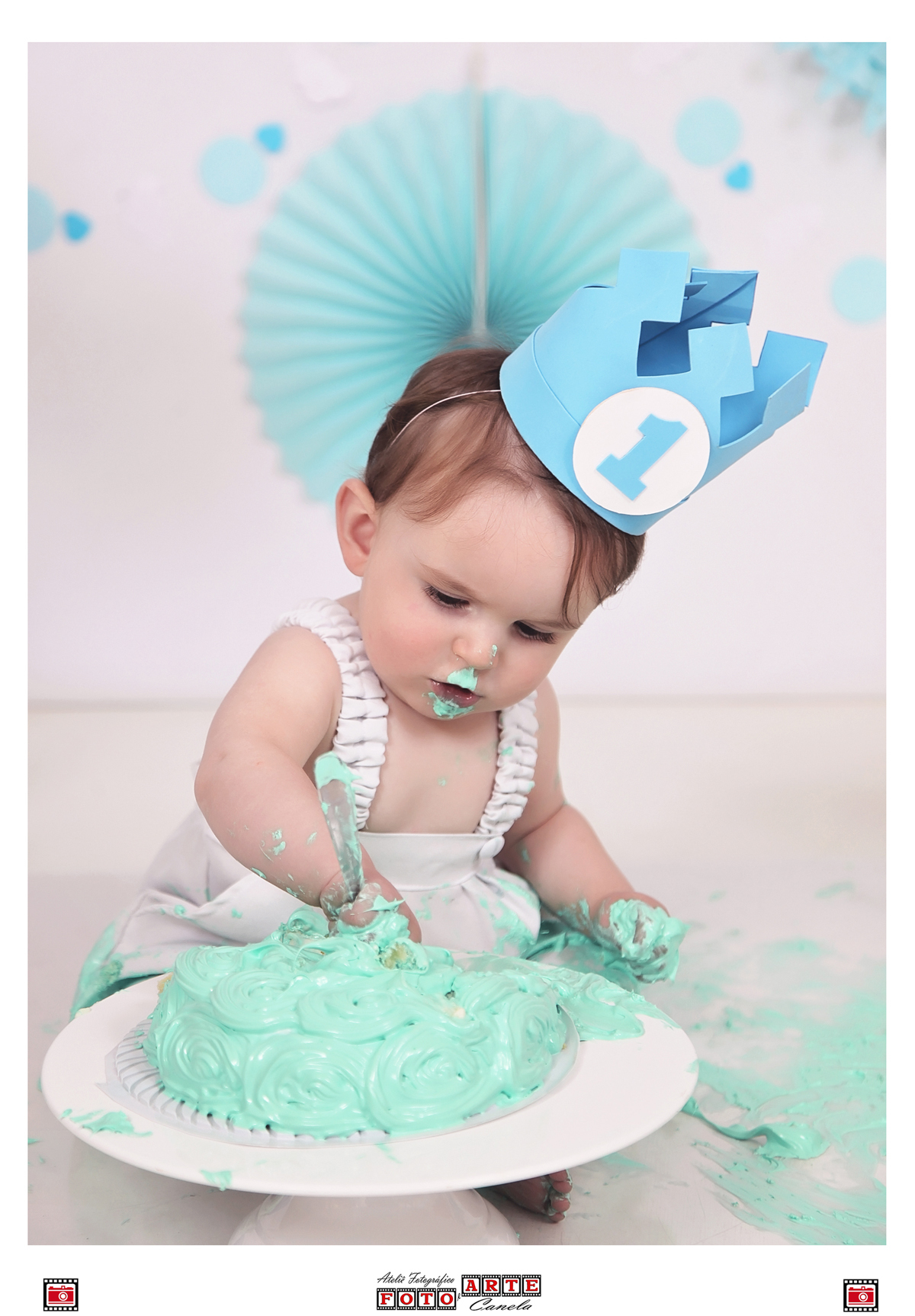 menino 
brincando com bolo