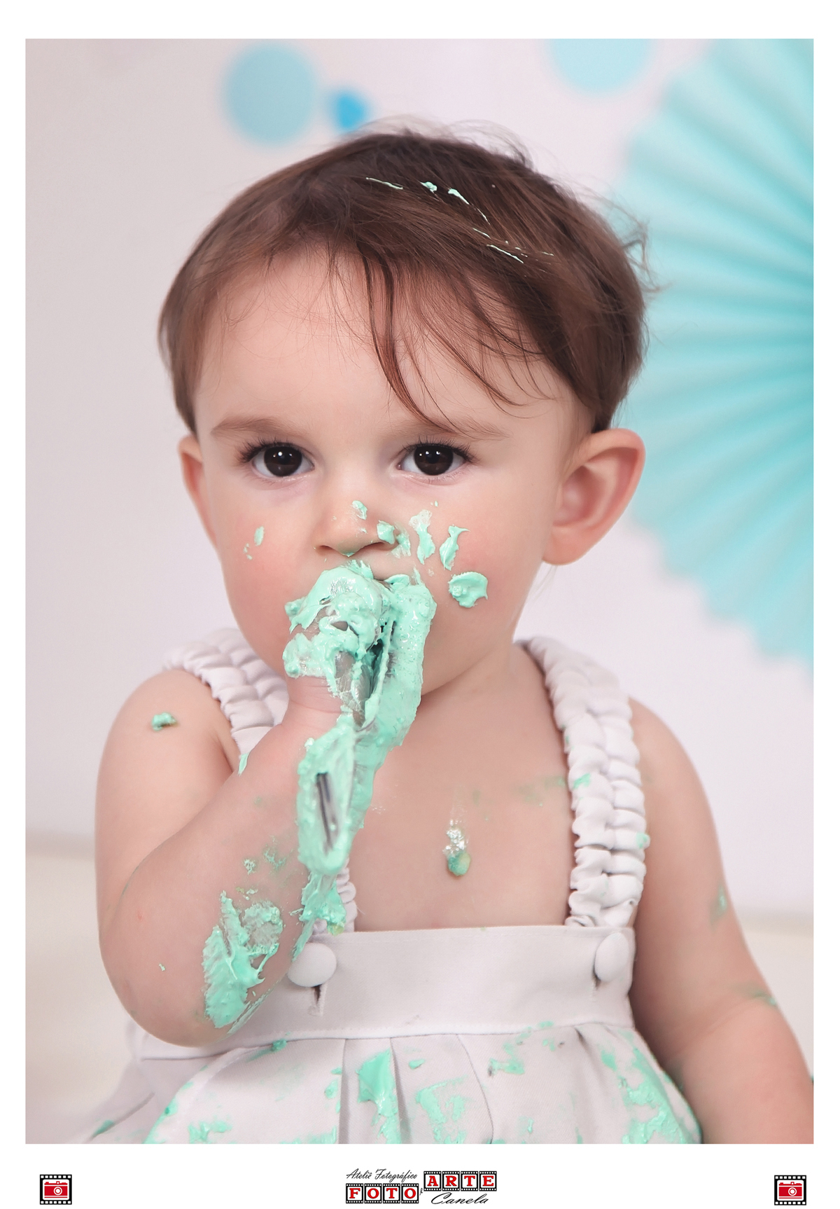 menino lambuzado de bolo