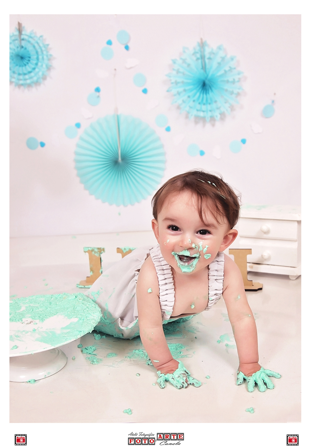 menino feliz comendo bolo