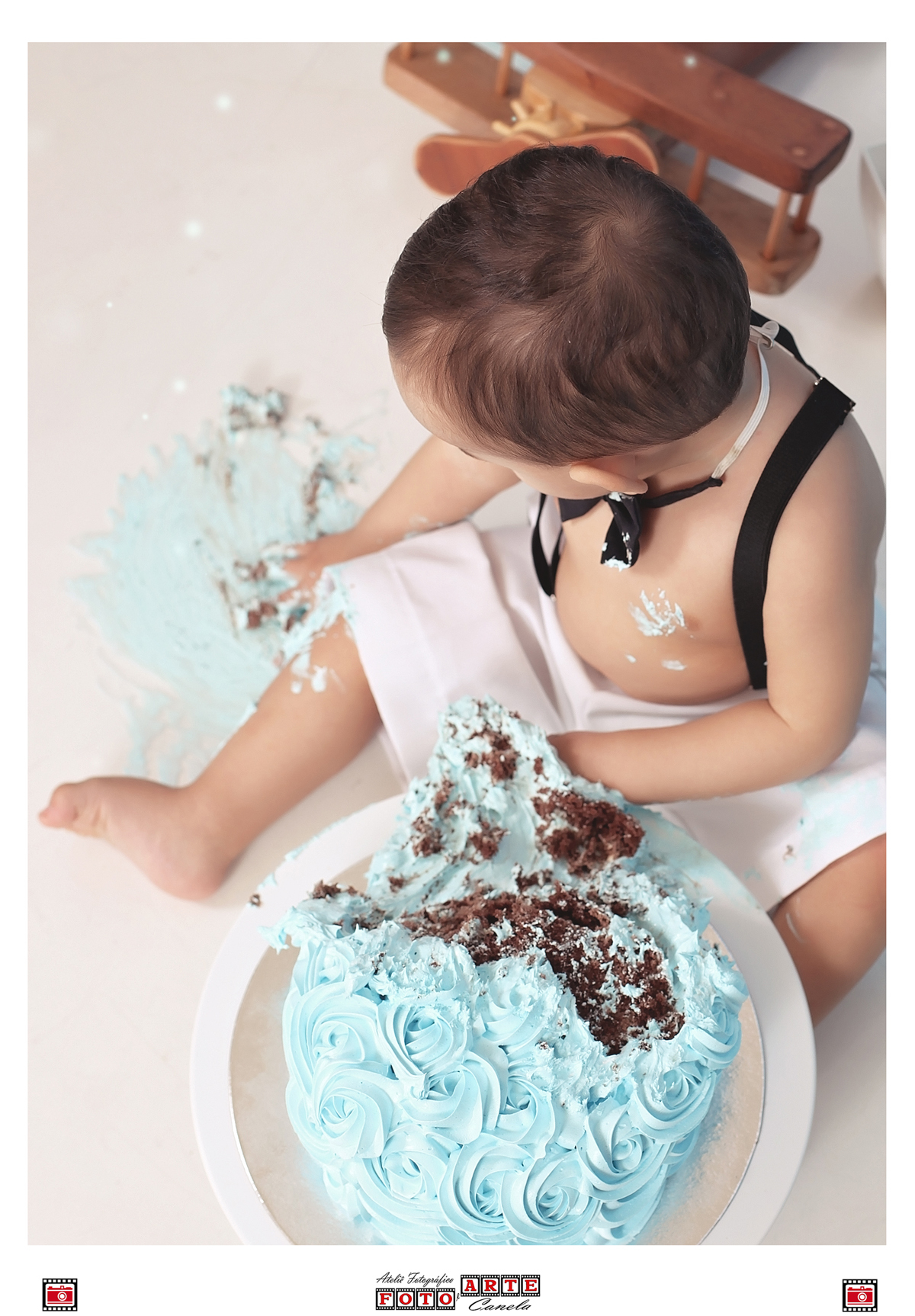 menino sentado no chão