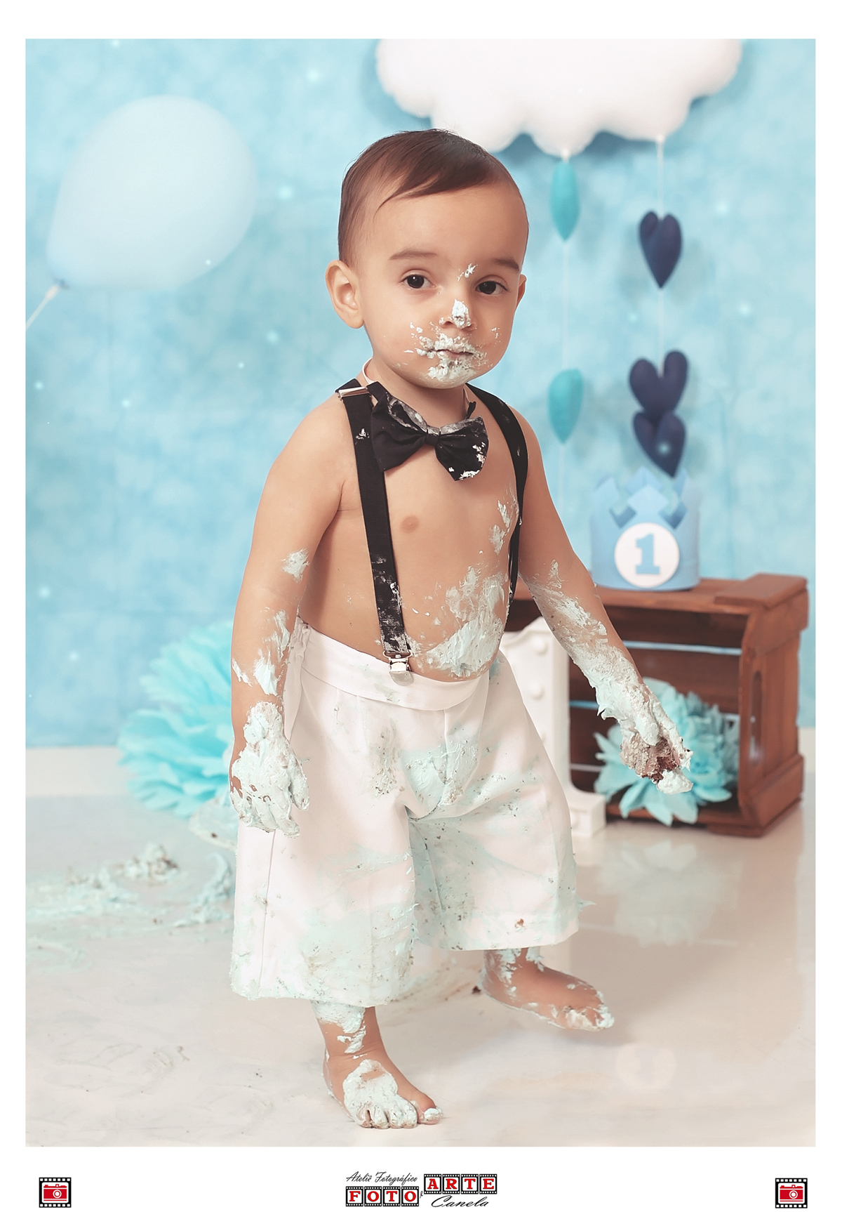 menino lambuzado de bolo