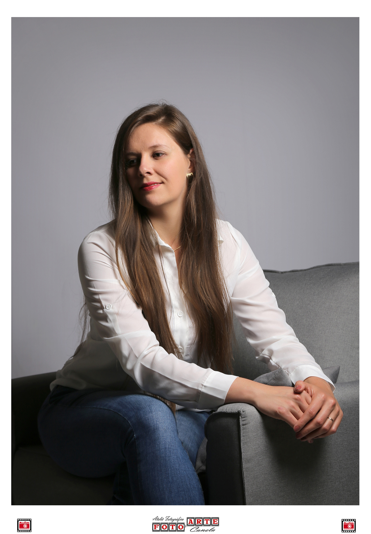 Mulher sentada em uma poltrona