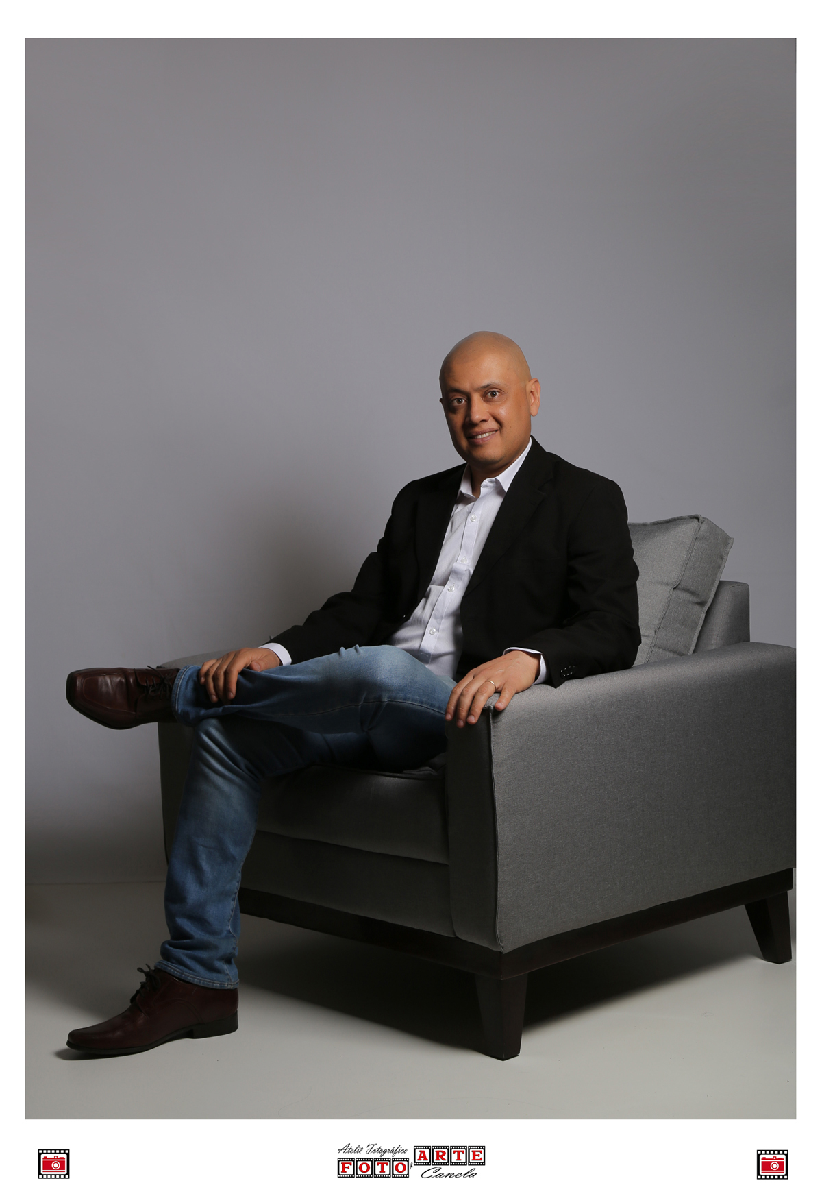 Homem sentado em uma poltrona