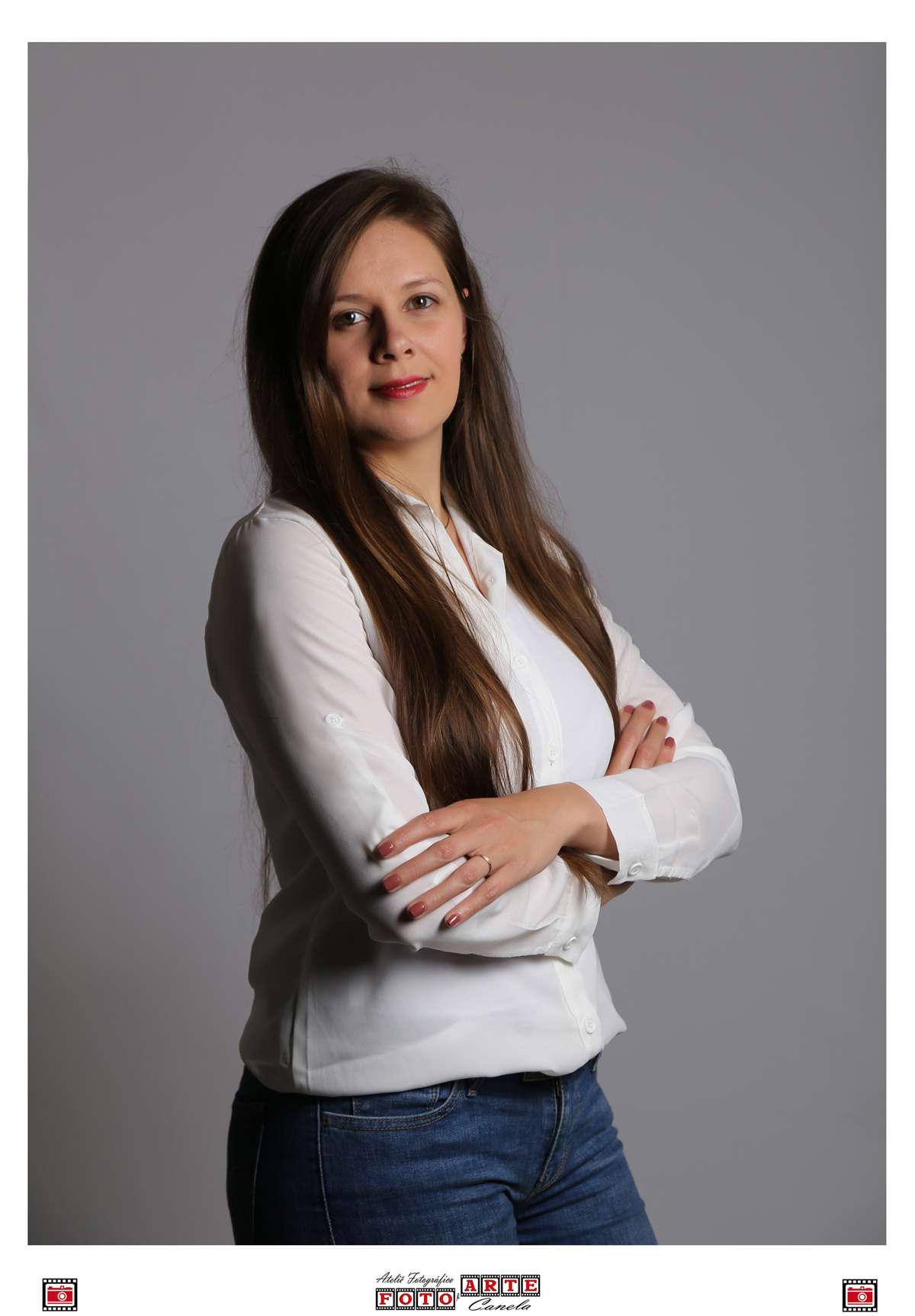 Mulher, em pé, camisa branca