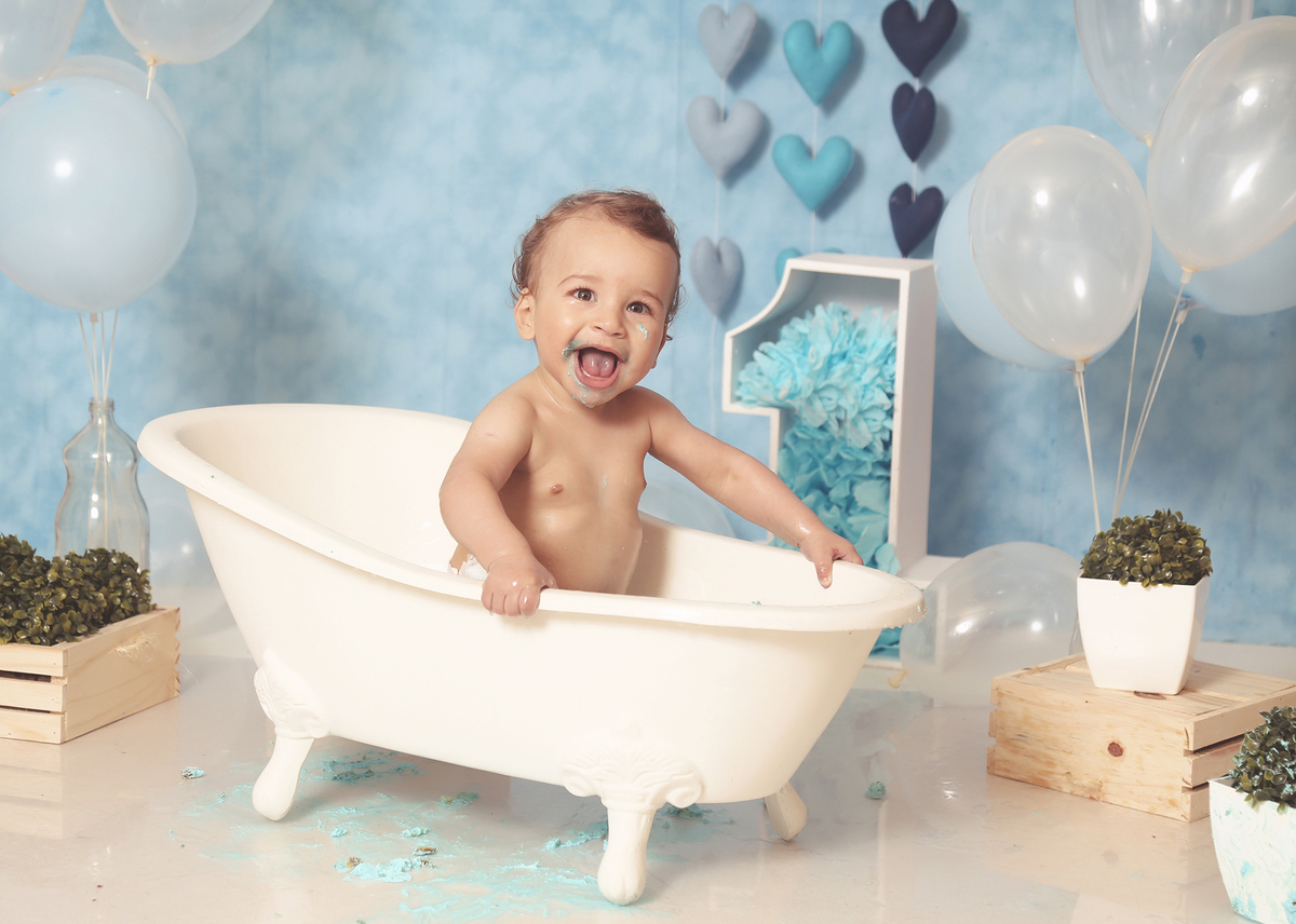 menino na banheira