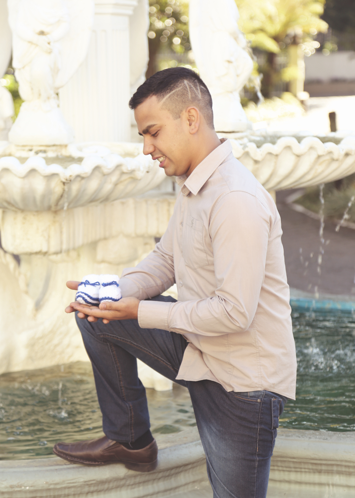 papai com sapatinho do bebê