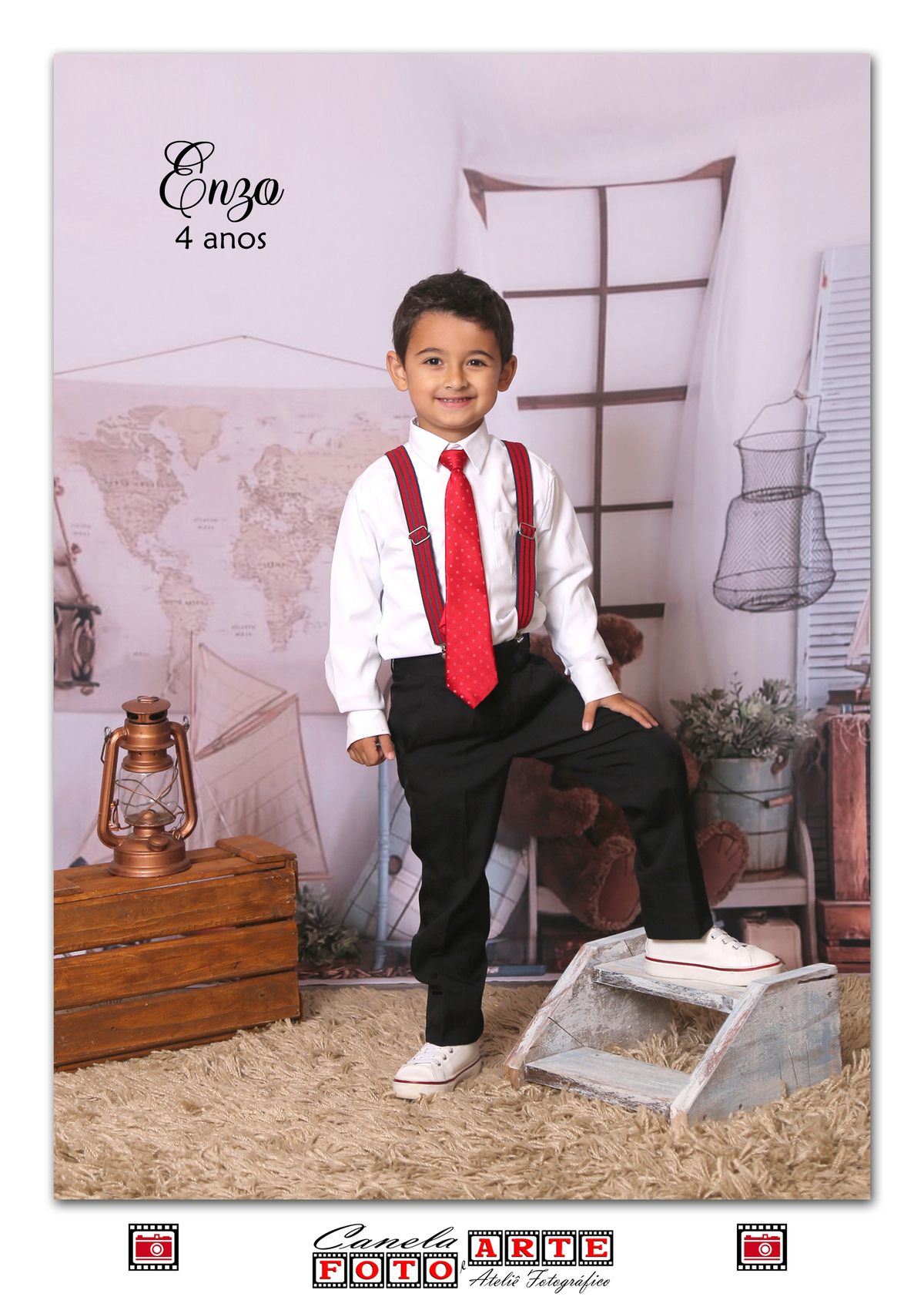 menino suspensório e gravata