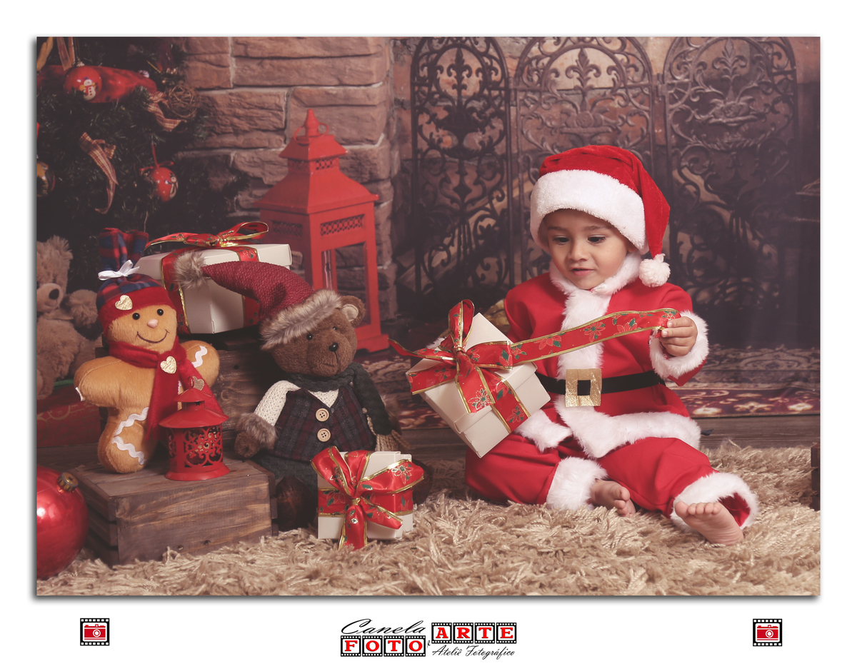criança abrindo pacotes de natal