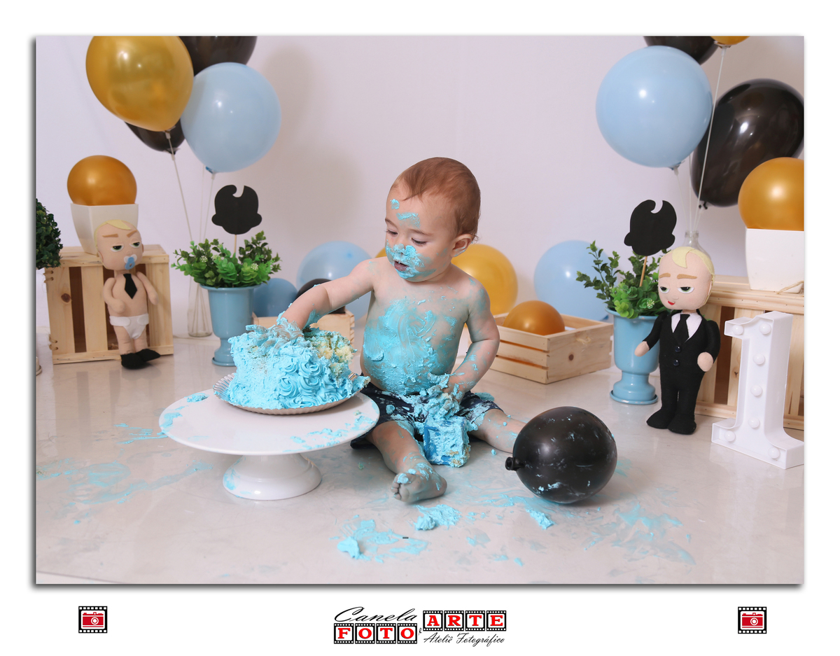 menino mexendo no bolo