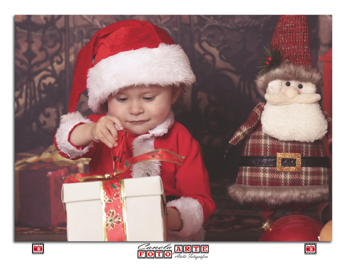 menino abrindo presente