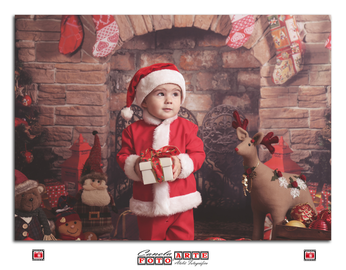 menino com presente de natal