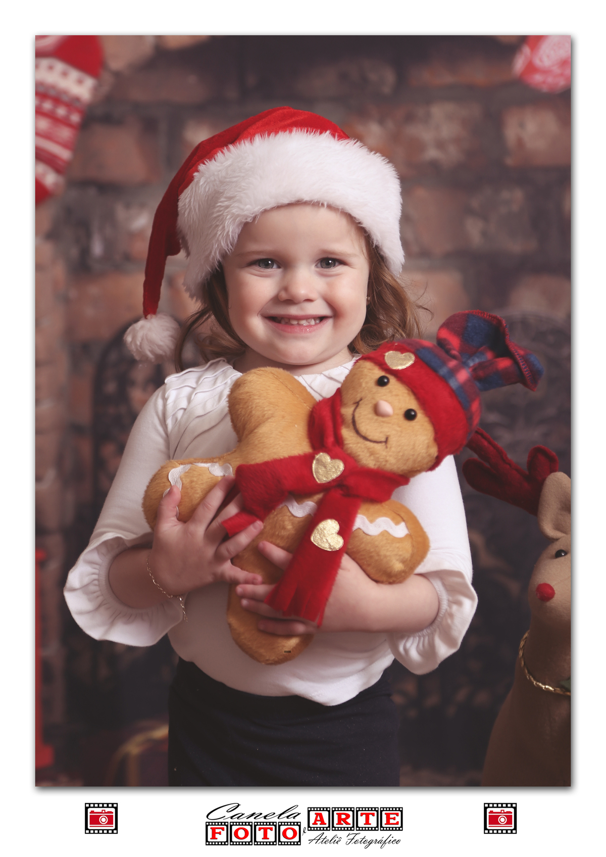menina com boneco biscoito de natal