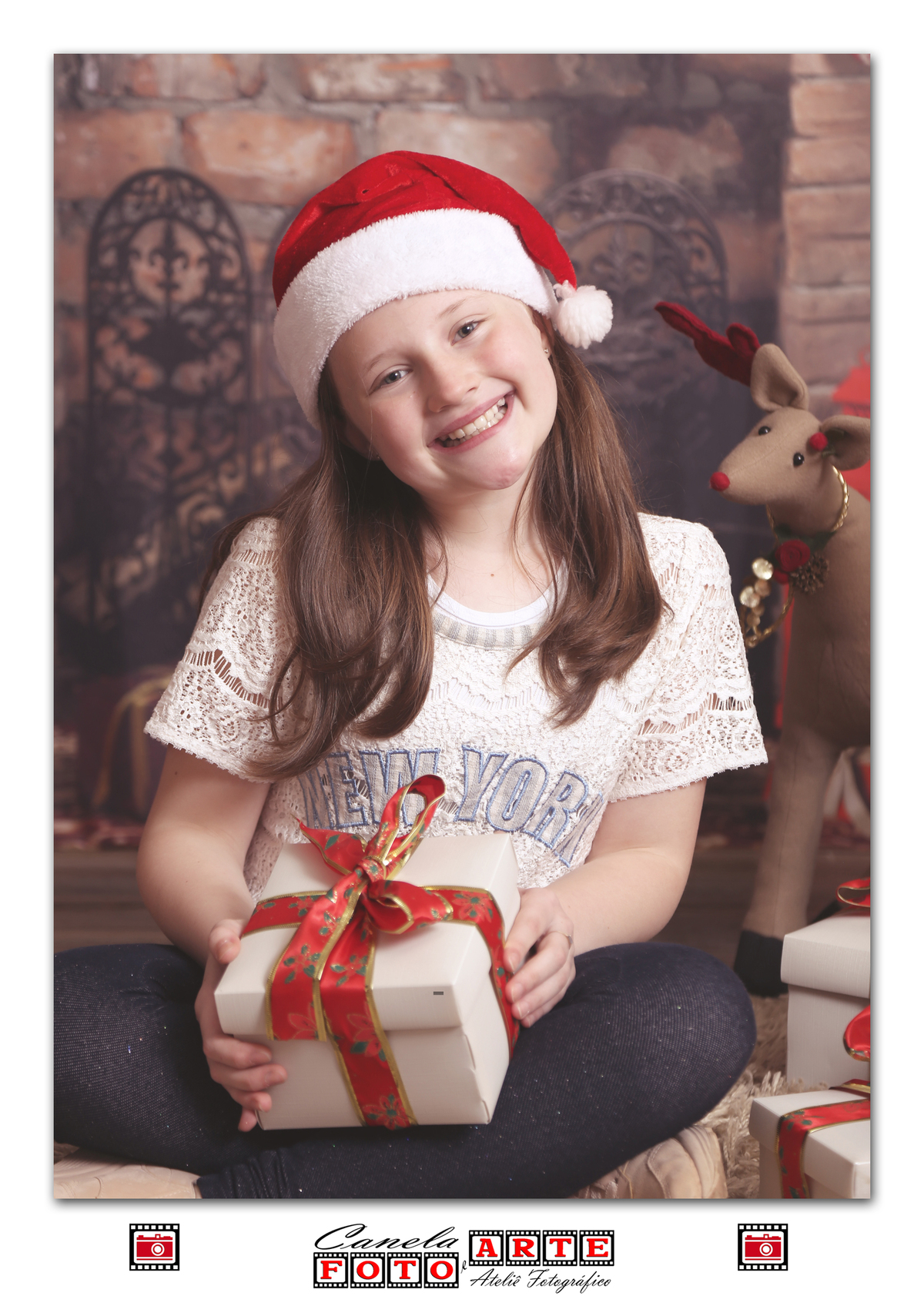menina com presente de Natal
