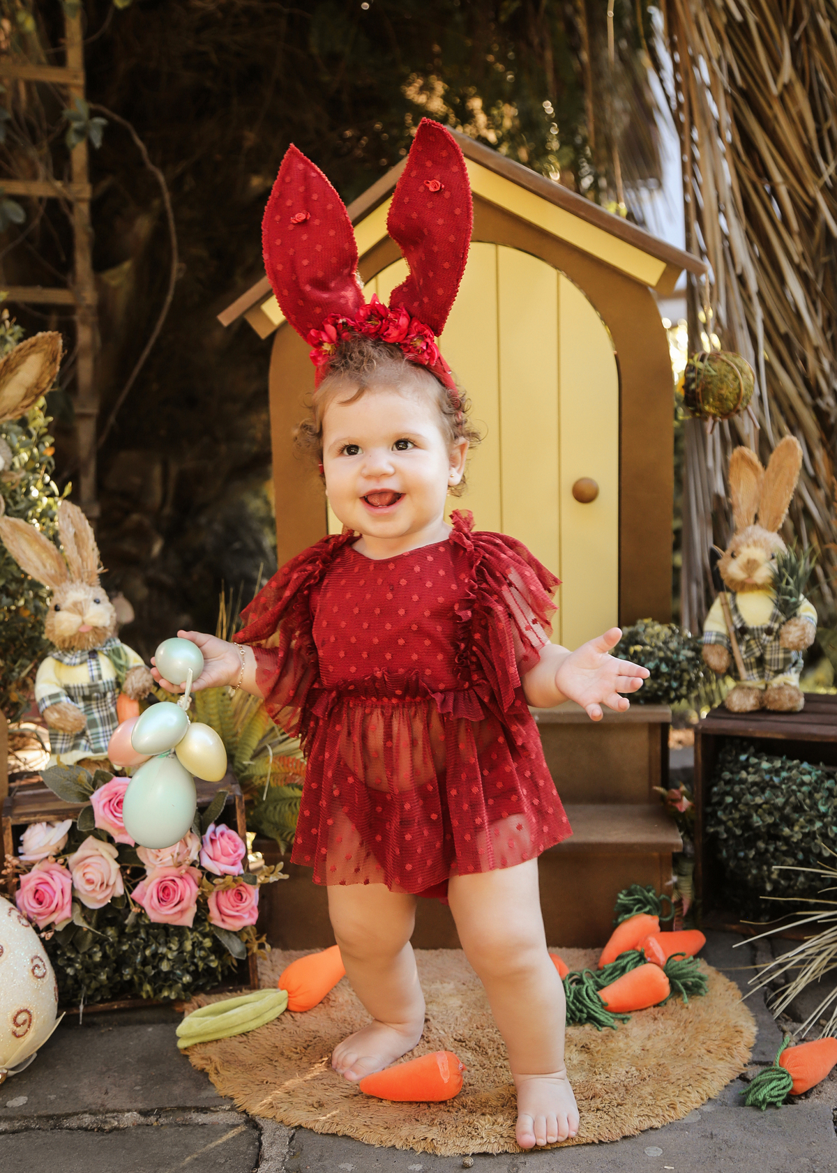 menina vestida de coelhinha