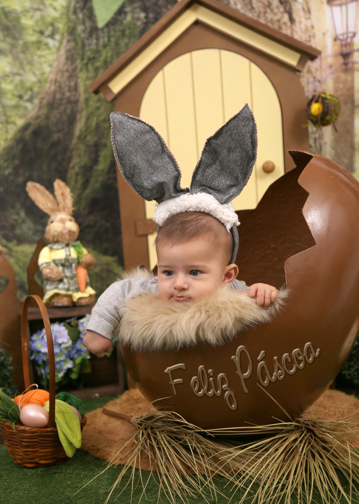 menino dentro do ovo chocolate