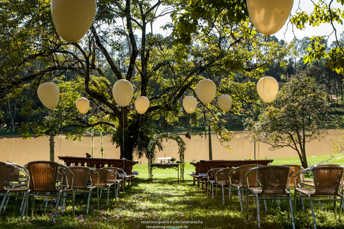 foto do altar com baloes e flores ornamentando o embiente