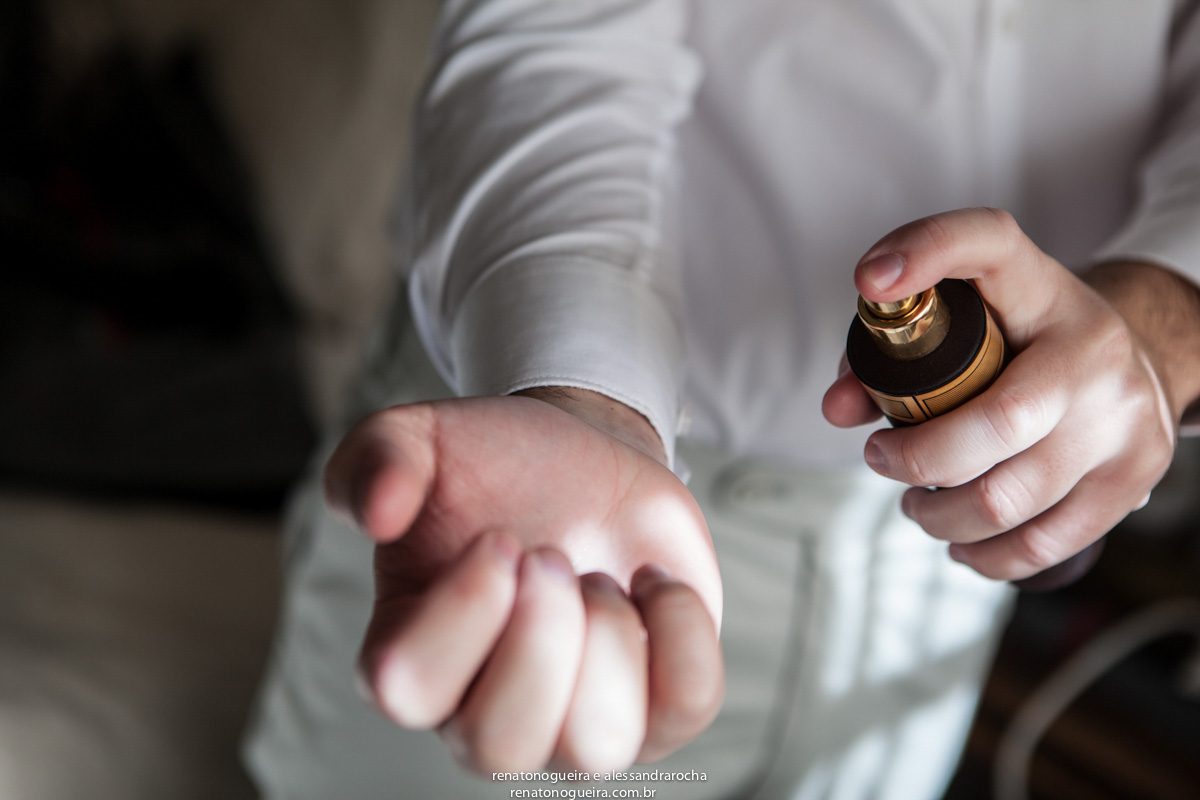 noivo passando perfume