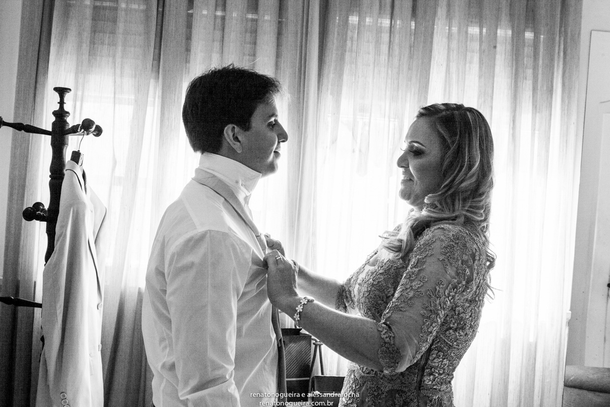 Mae arrumando o noivo para o casamento