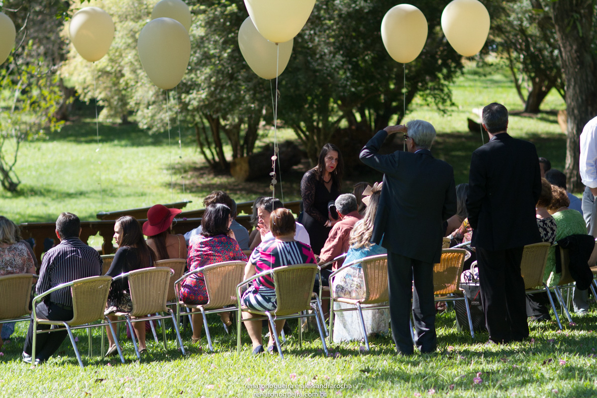 convidados no altar esperando o momento do casamento
