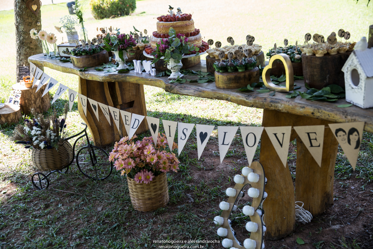 mesa de bolo dos noivos, casamento na natureza