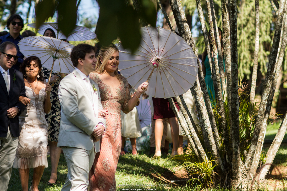 entrada do noivo e a mae no casamento junto a natureza