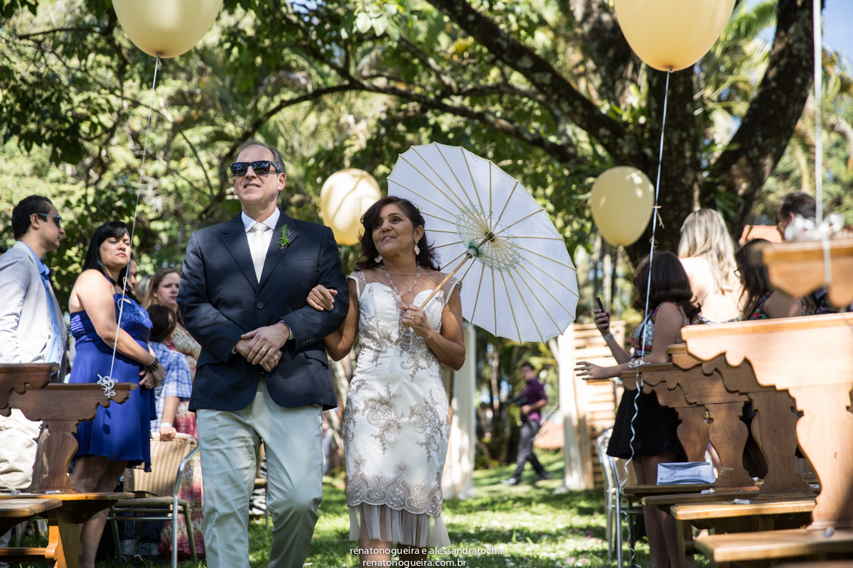 Entrada do pai do noivo e mae da noiva, casamento realizado na Fazenda Vale Verde.