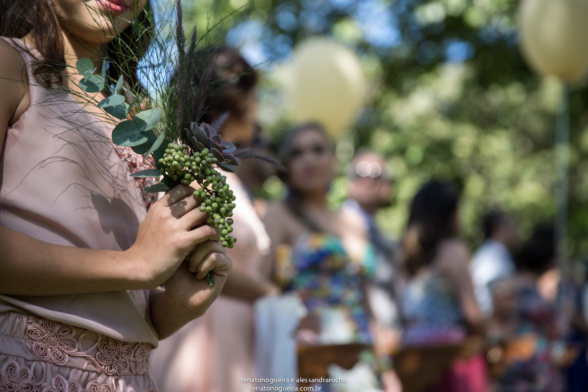 Detalhe do arranjo na mao da dama.