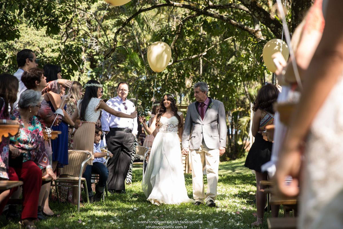 Entrada da noiva na Fazenda Vale Verde, recebendo cada flor do seu bouquet.