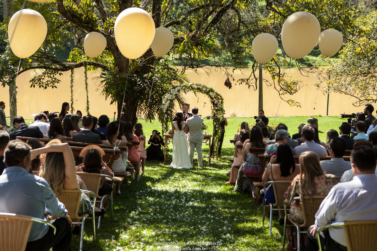 Foto do noivo recendo a noiva na Fazenda Vale Verde , Betim , MG.