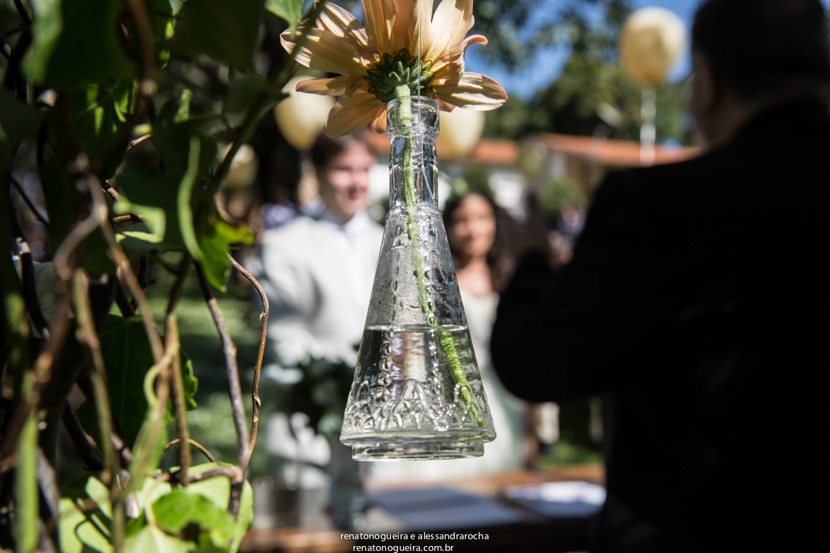 Foto dos noivos em harmonia com o arranjo na Fazenda Vale Verde.