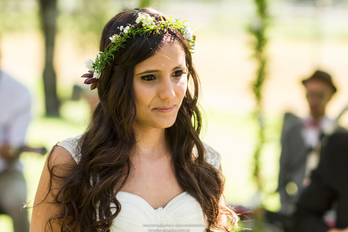 Noiva emocionada olhando para o noivo lendo lindo texto na Fazenda Vale Verde , Beti,MG.