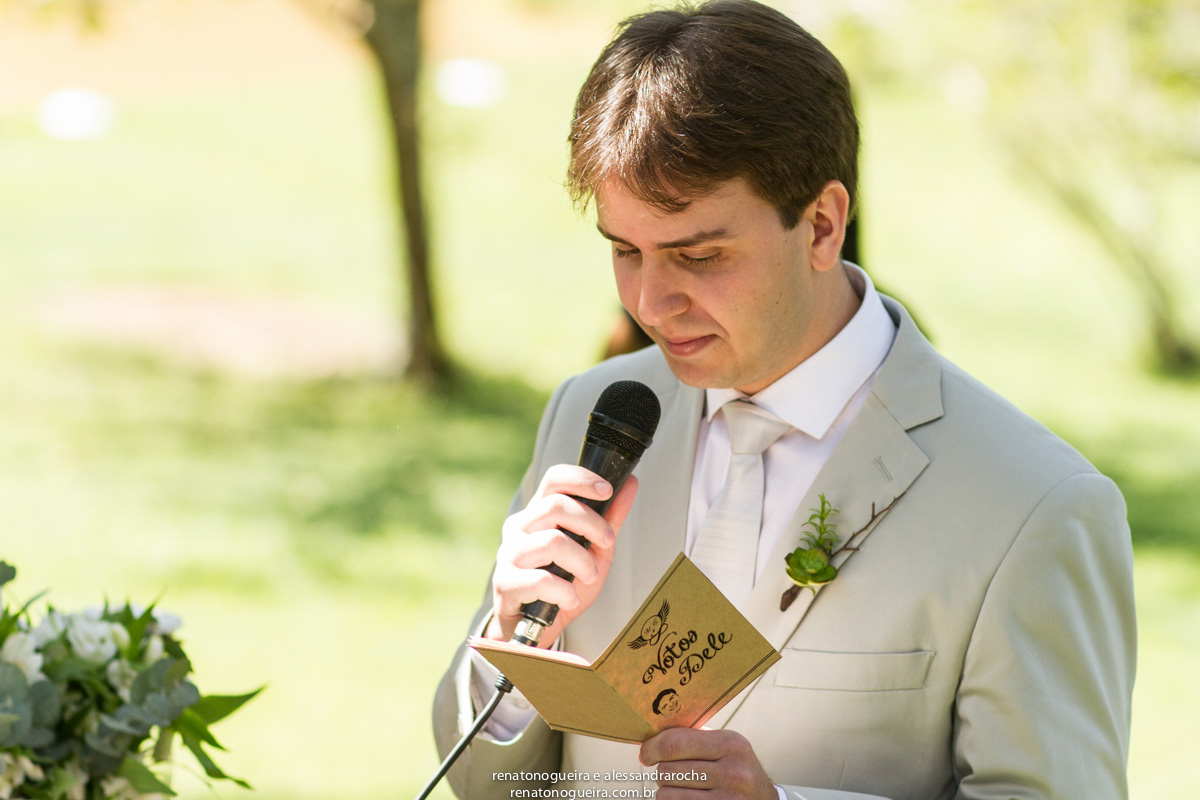 Noivo lendo mensagem para noiva, Fazenda Vale Verde, MG.