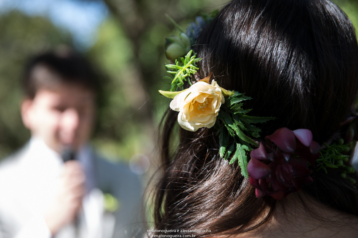 Detalhe da tiara da noiva no momneto da leitura da mensagem do noivo.