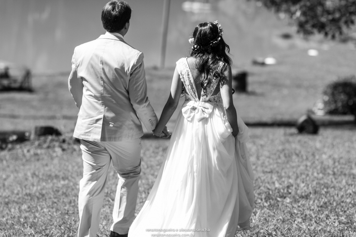 Noivos caminhando felizes, casamento realizado na Fazenda Vale Verde.