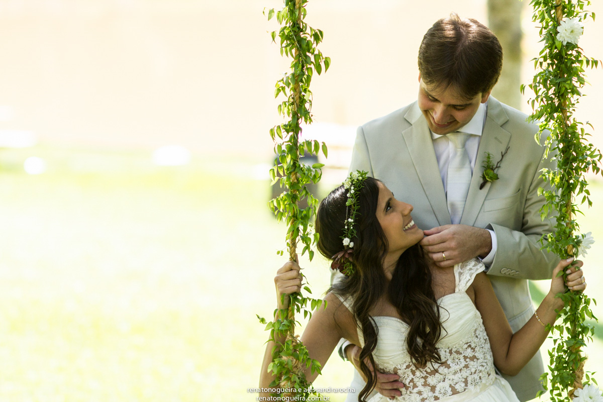 Noivos no balanço felizes e trocando carinho em ensaio na Fazenda Vale Verde em Betim, MG.