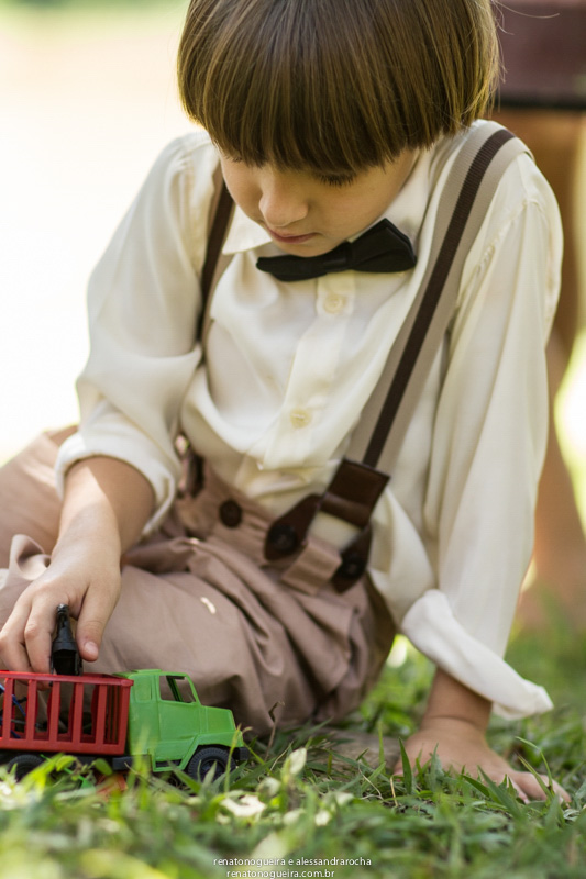 Pajem se divertindo com carrinho.