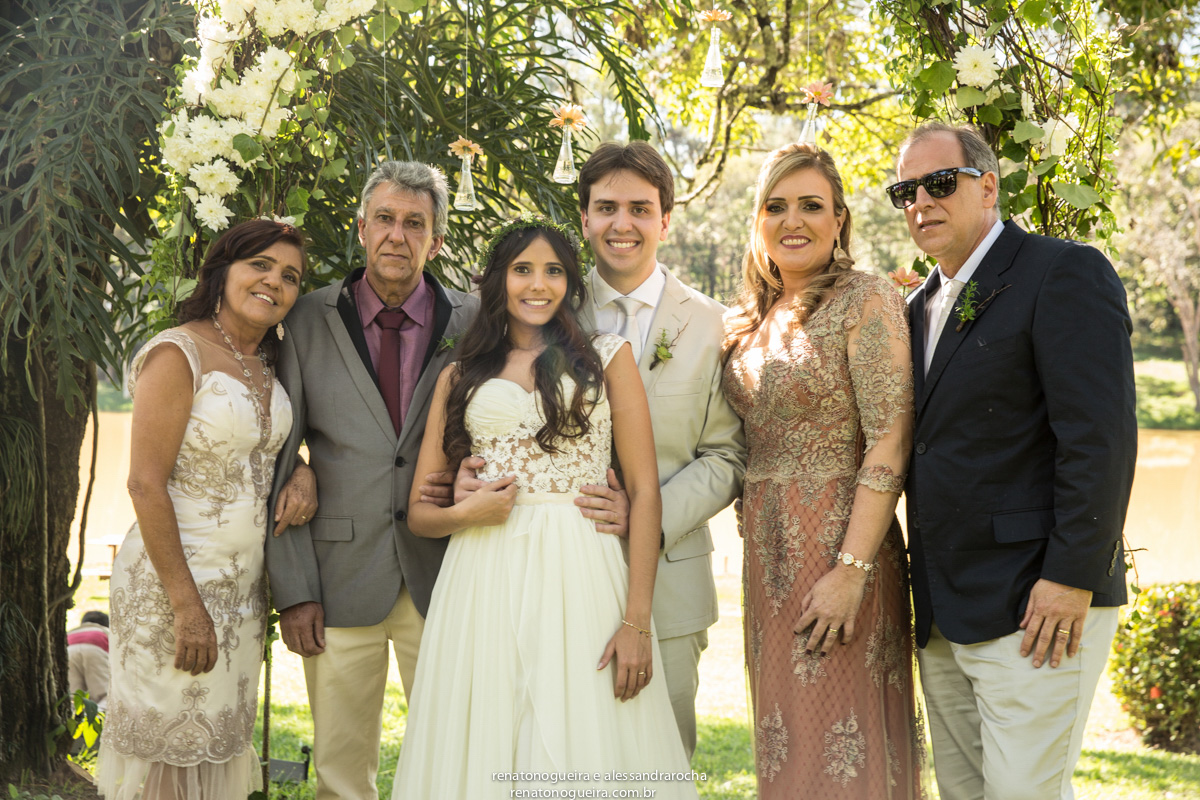 Foto da familia do noiva e da noiva na Fazenda Vale Verde em Betim, MG.