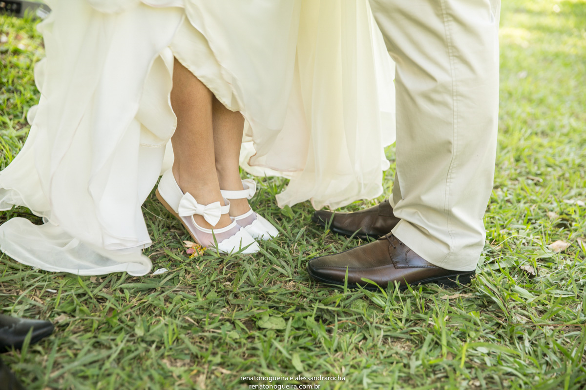 Detalhes dos pes da noiva e do noivo.