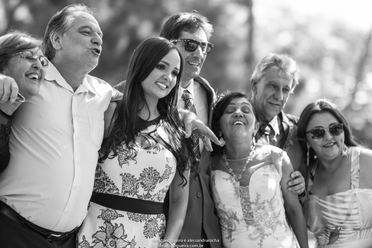 Familia feliz em um grande abraço.