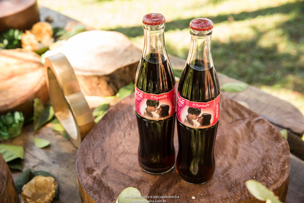 Garrafa de refrigerante com rotulo de foto dos noivos.