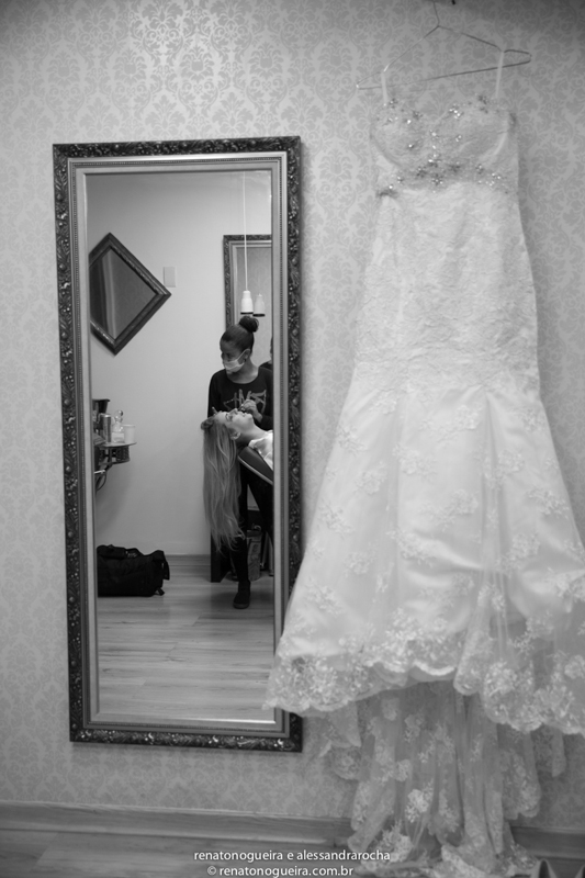 visao da noiva na maquiagem com seu vestido de noiva em destaque